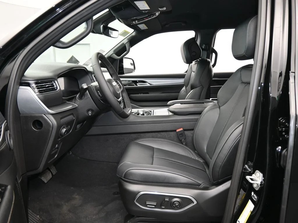 New 2026 High Gloss Black Exterior Paint Jeep Limited Altitude image 11