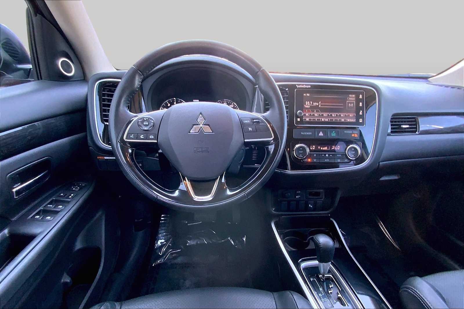 Pre-Owned 2017 Mitsubishi Outlander SEL