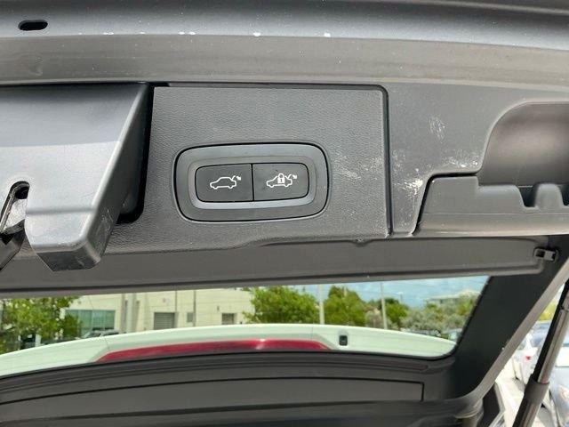 Used 2019 White Volvo T5 Momentum image 13