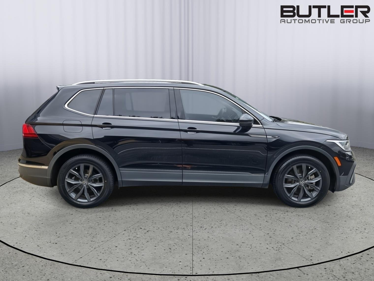 Used 2022 Deep Black Pearl Volkswagen SE image 3