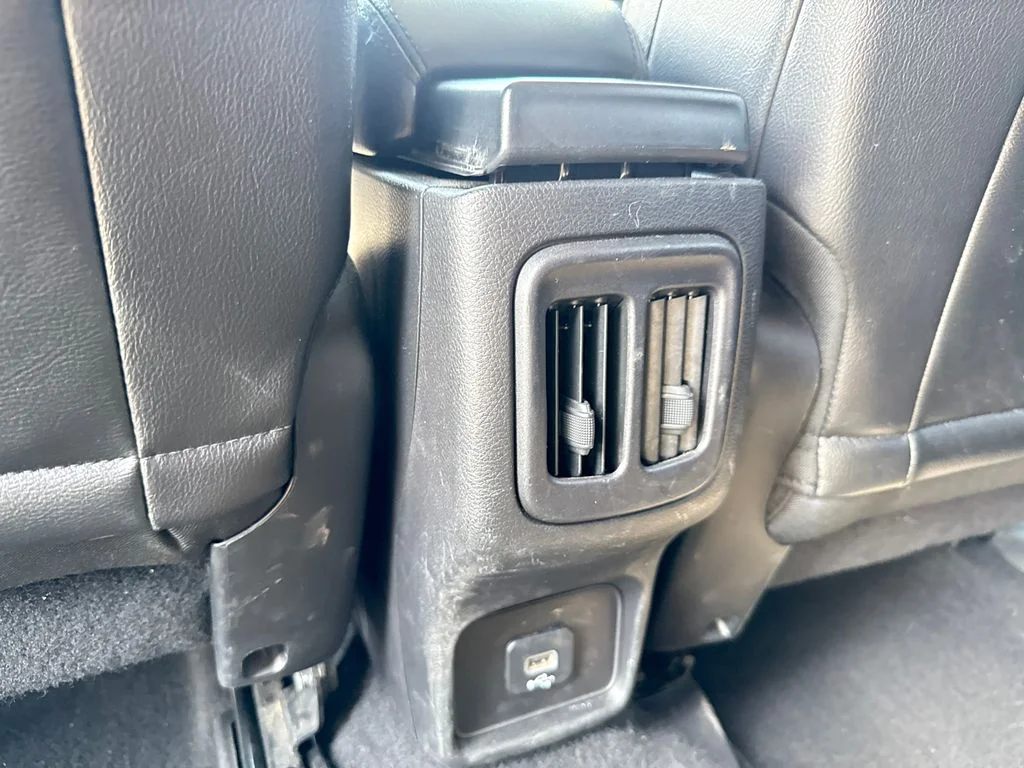 Used 2018 White Jeep Latitude image 23