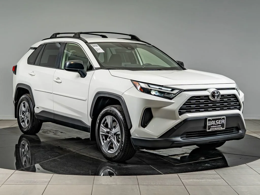Used 2025 Ice Toyota LE image 3