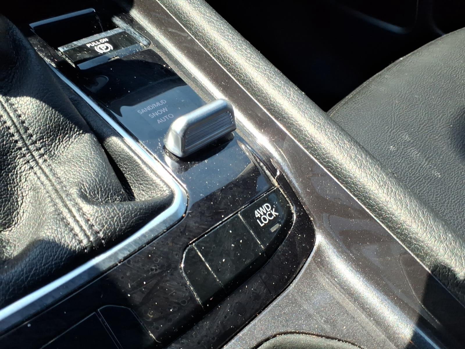Used 2024 Diamond Black Crystal Pearlcoat Jeep Latitude image 8