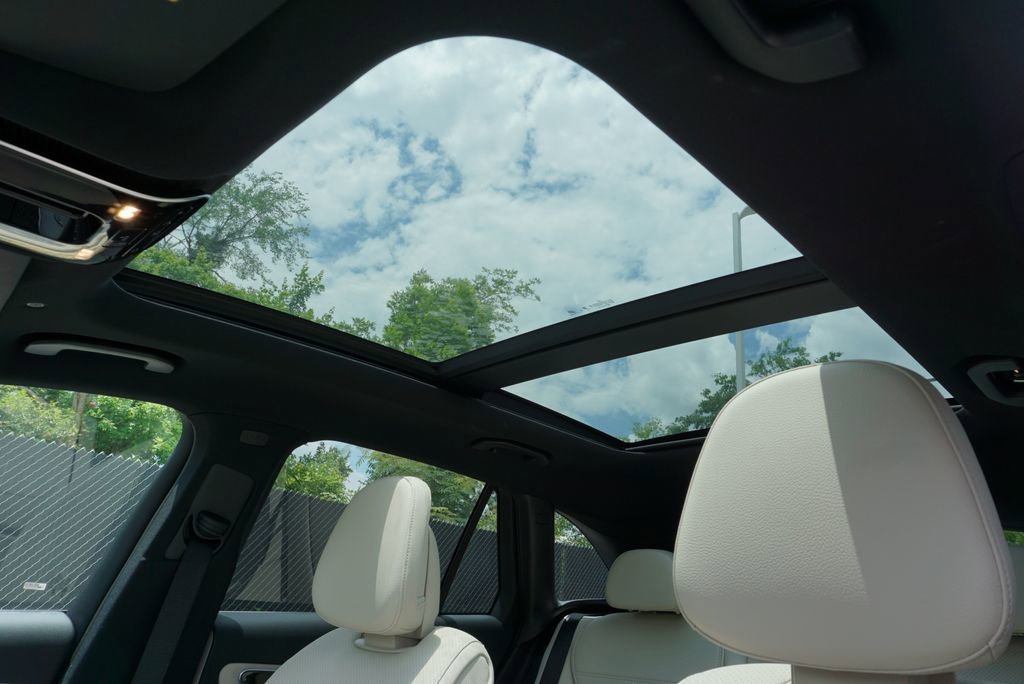 New 2026 Polar White Mercedes-Benz GLC 300 image 33