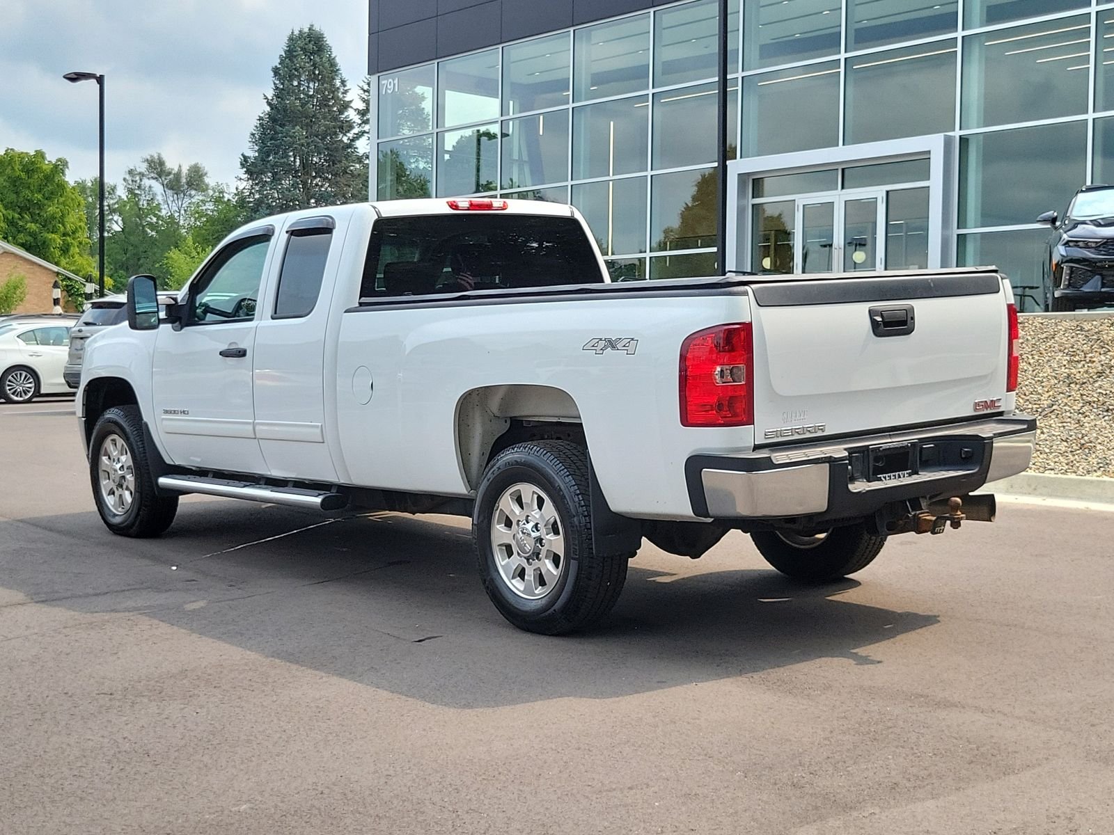 Used 2013 White GMC SLE image 4