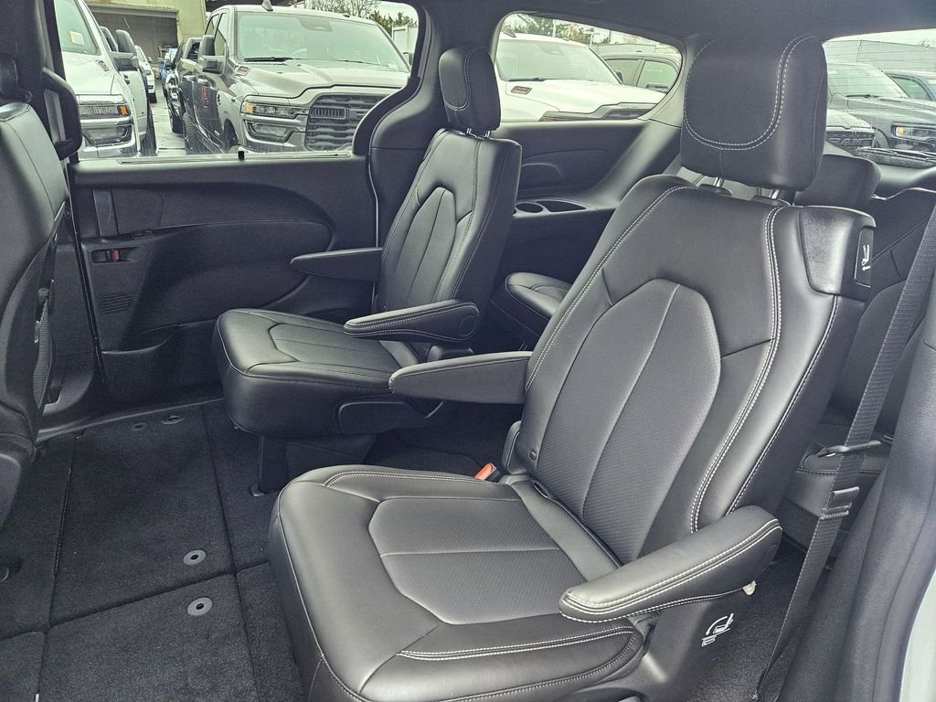New 2026 Bright White Clear-Coat Exterior Paint Chrysler Select image 14