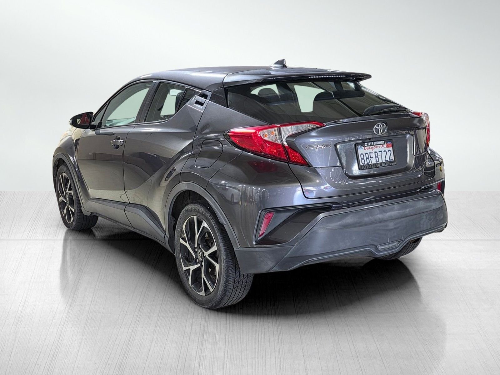 Used 2018 Magnetic Gray Metallic Toyota XLE image 5