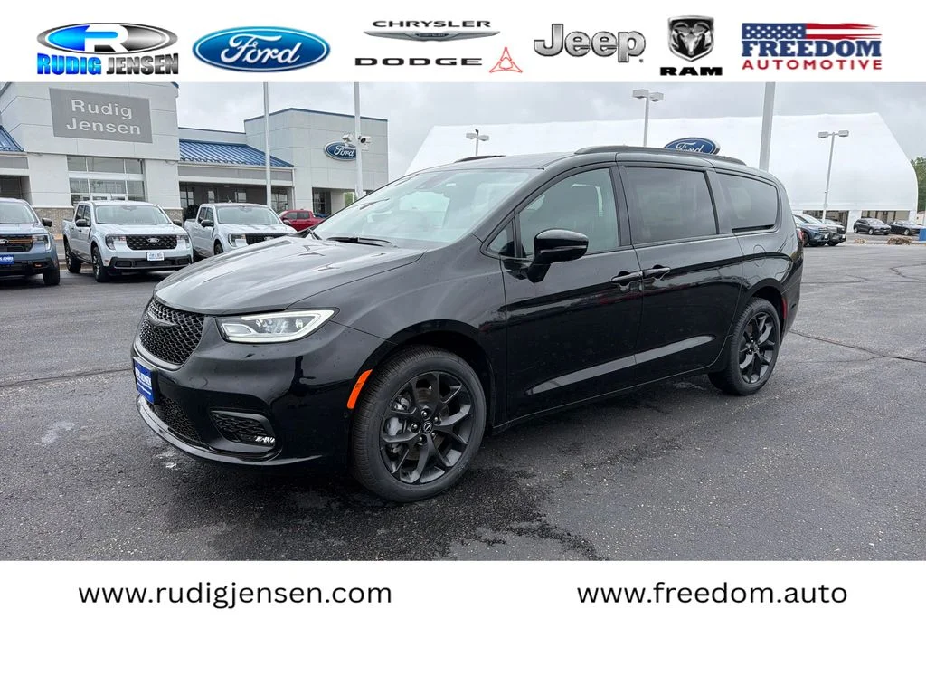 2026 Chrysler Pacifica Select AWD's photo
