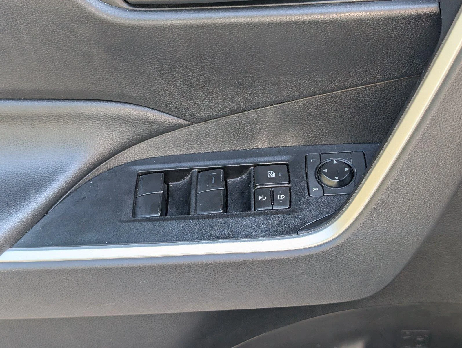 Used 2019 Super White Toyota LE image 19