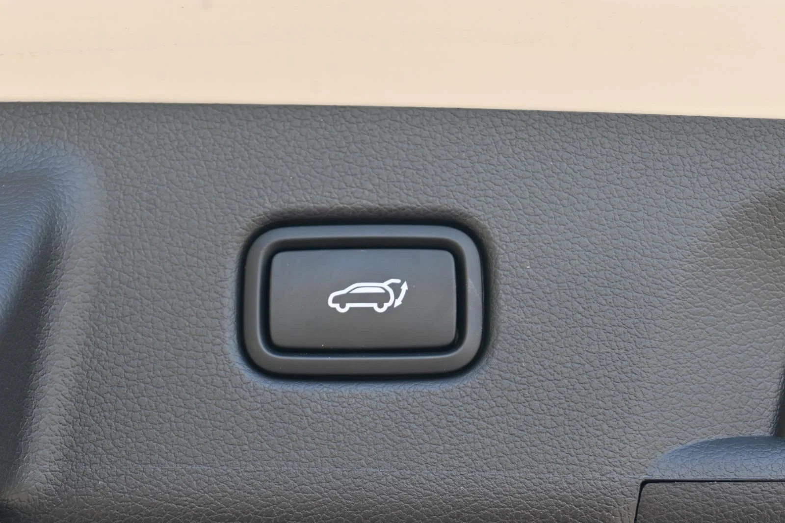 Used 2025 White Hyundai Calligraphy Night Edition image 13
