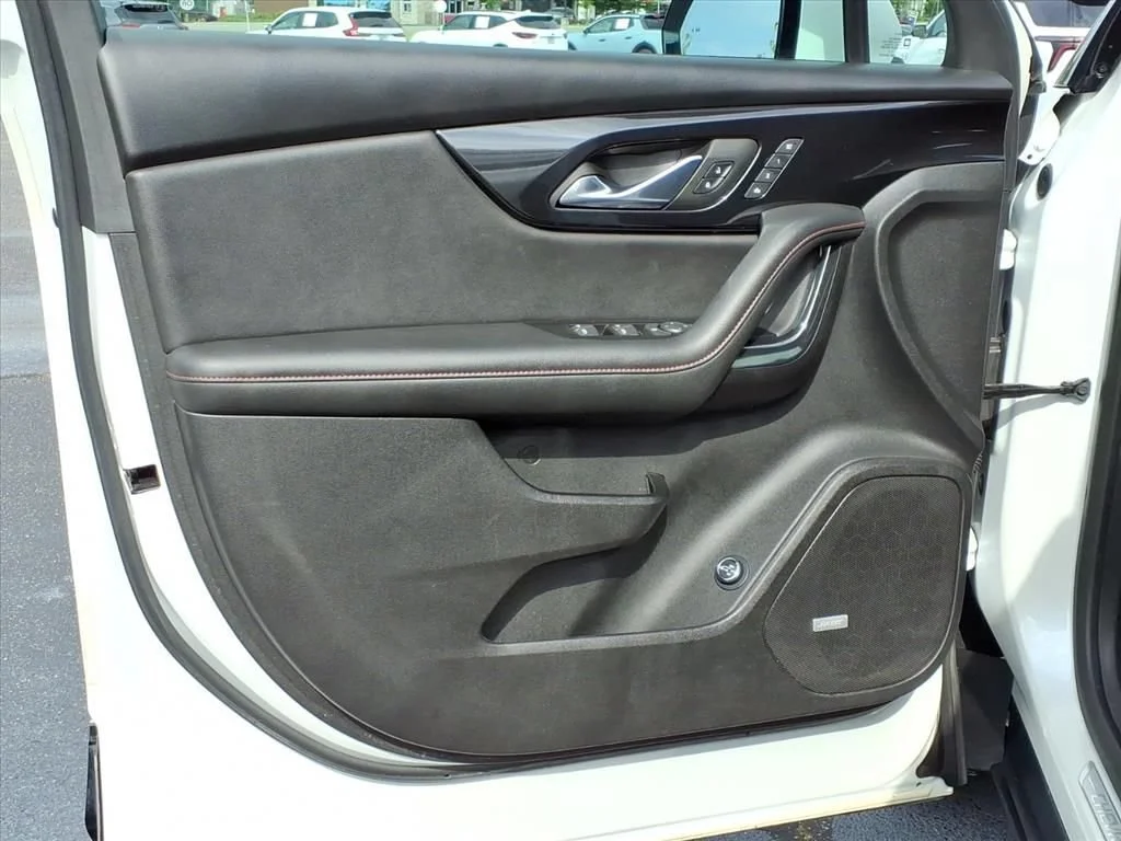 Used 2023 Iridescent Pearl Tricoat Chevrolet RS image 4