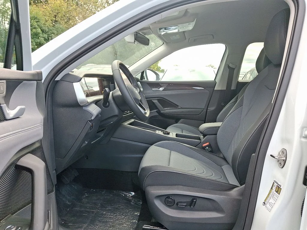 2025 Volkswagen Tiguan SE - Photo 6