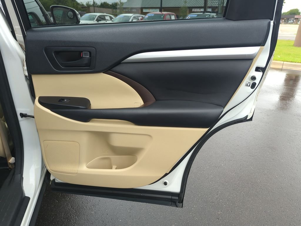 Used 2017 White Toyota LE Plus image 29
