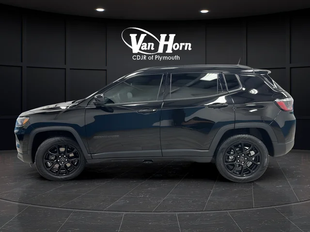 Used 2025 Diamond Black Jeep Latitude image 4