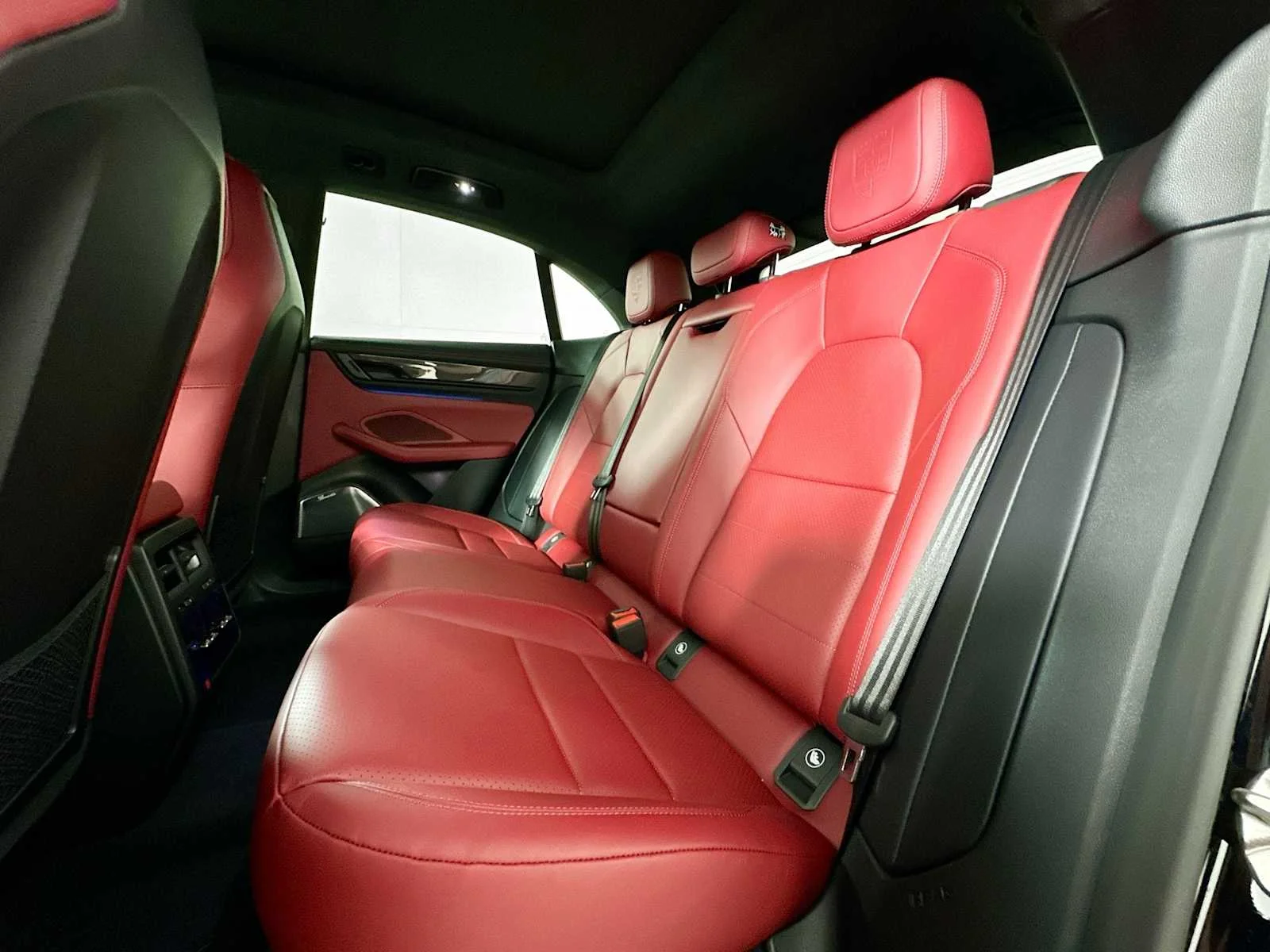 2025 Porsche Macan Turbo Electric - Photo 23