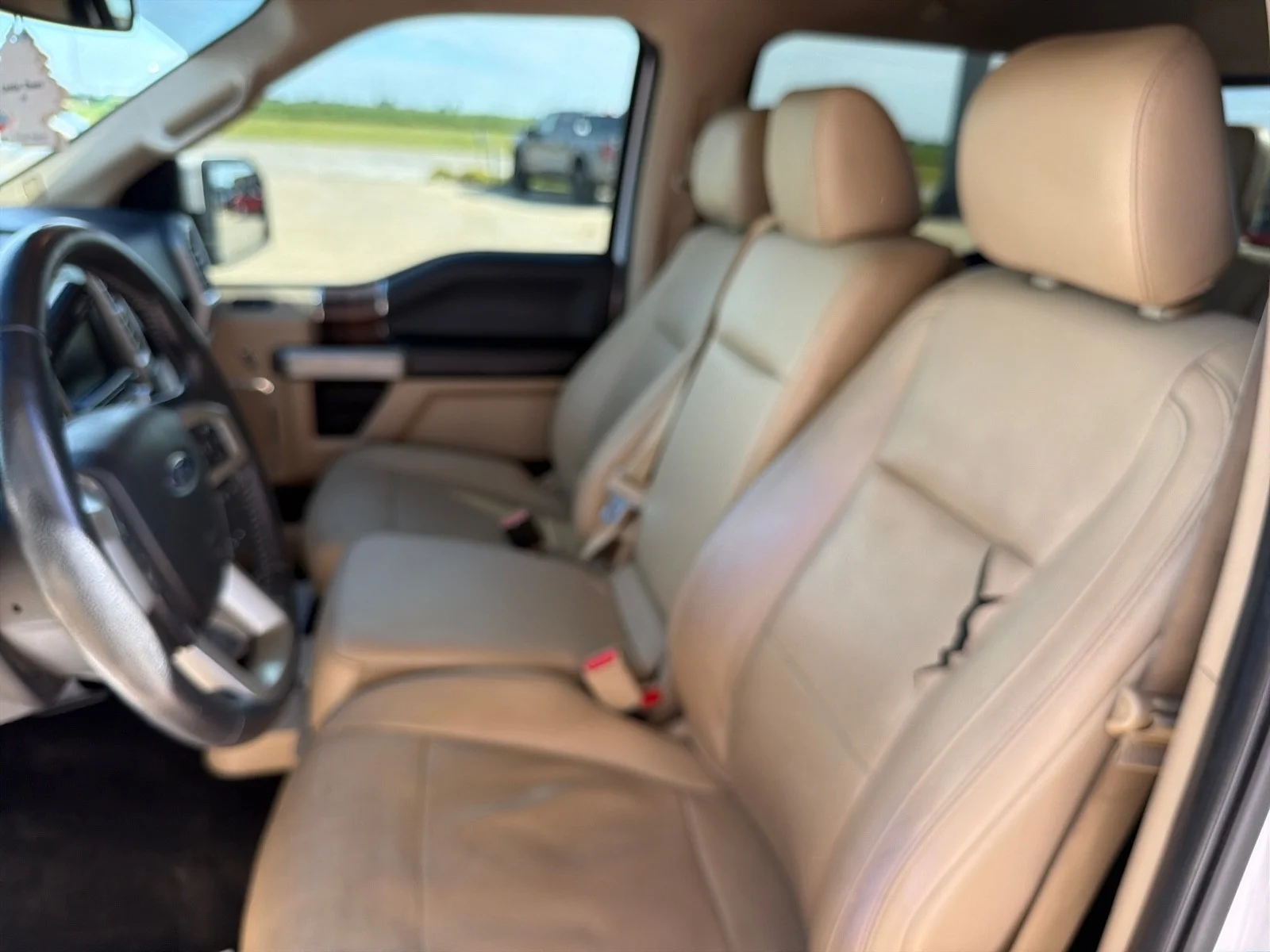 Used 2015 White Platinum Metallic Tri-Coat Ford Lariat image 24