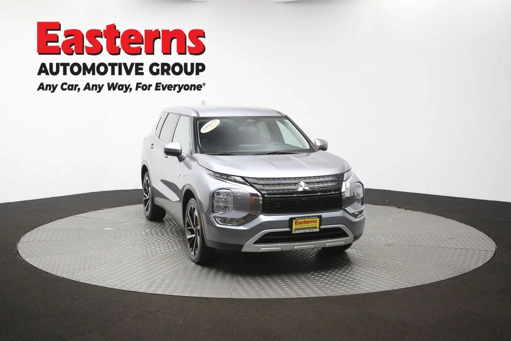 Used 2023 Silver Mitsubishi SE image 51