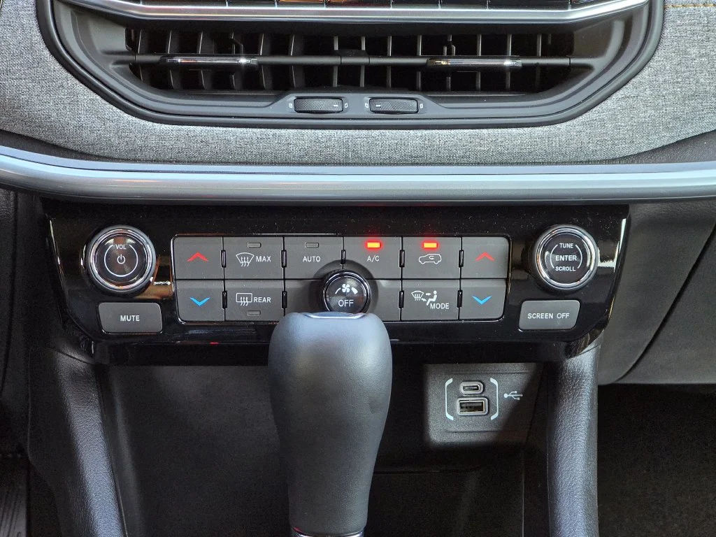 New 2026 White Jeep Latitude image 32