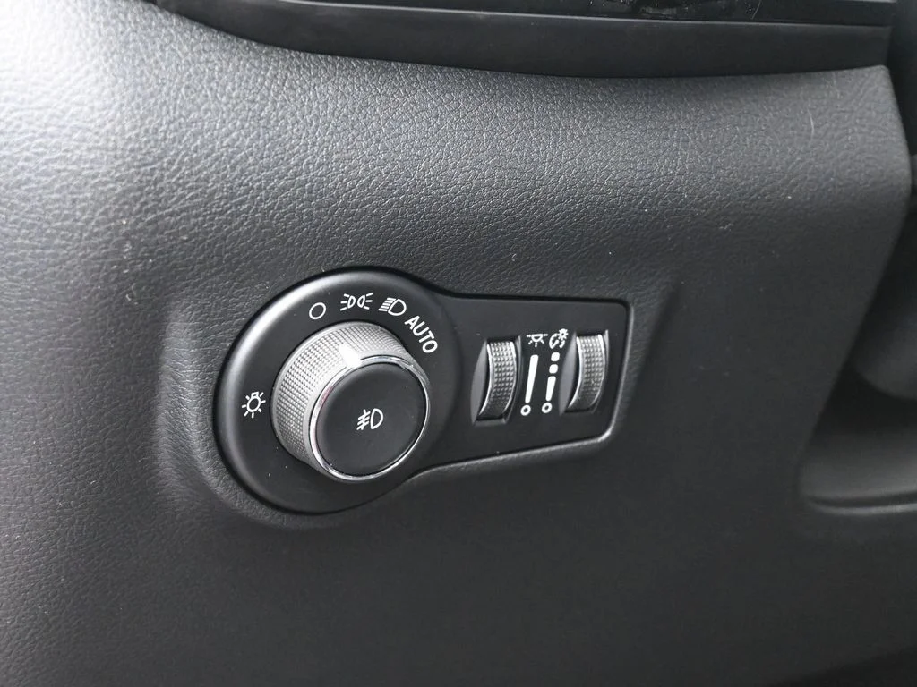 New 2026 Red Hot Pearlcoat Jeep Latitude image 14