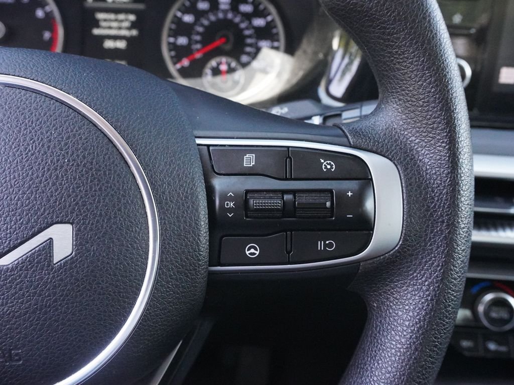 Used 2024 White Kia LXS image 36