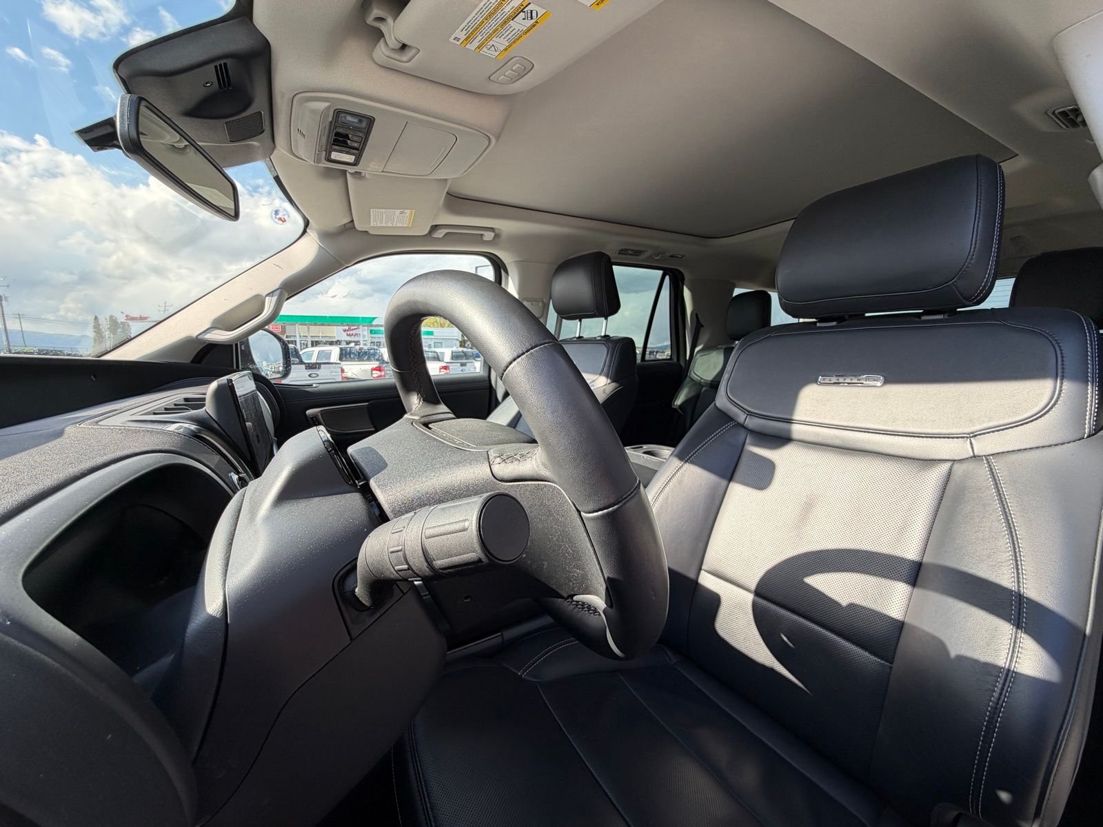 View vehicle photo 7