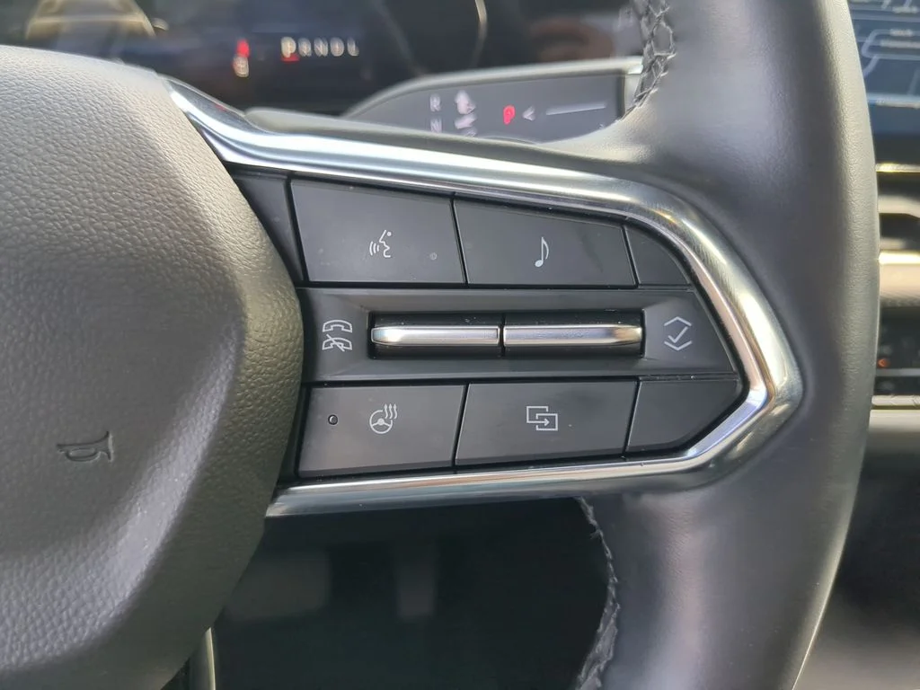 Used 2025 White Chevrolet LT image 28