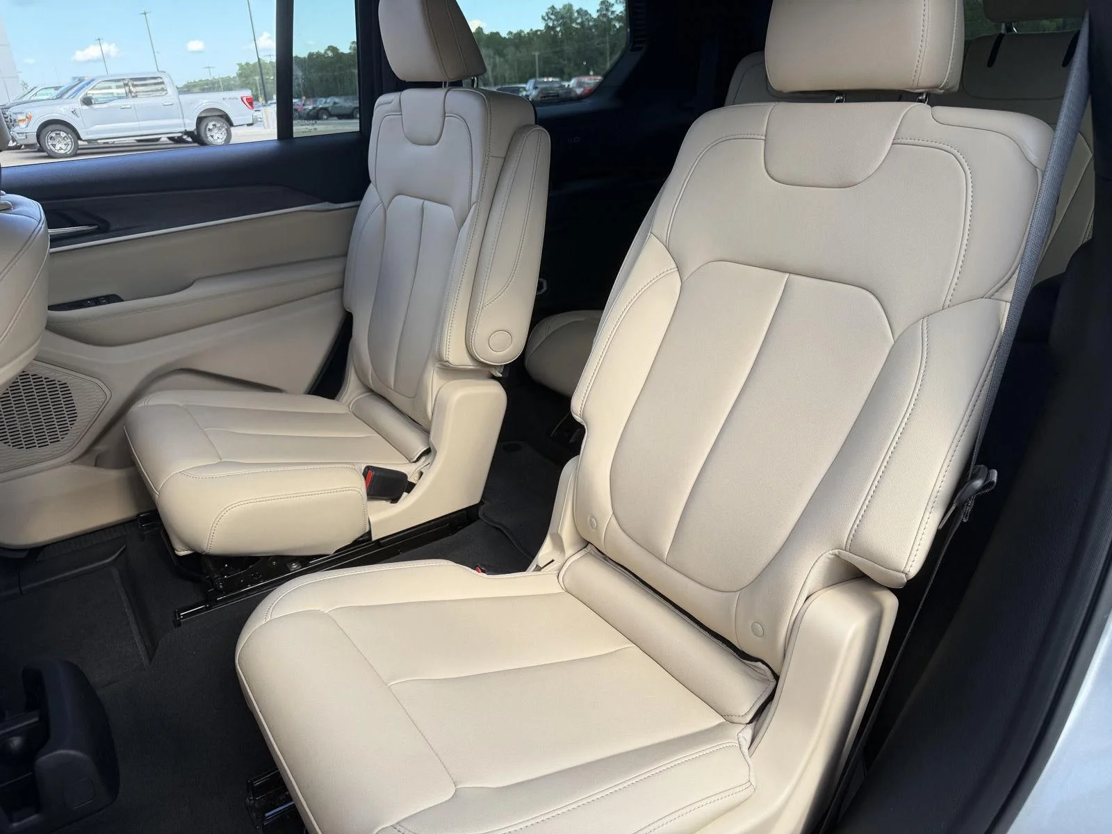Used 2025 Silver Zynith Jeep Limited image 18