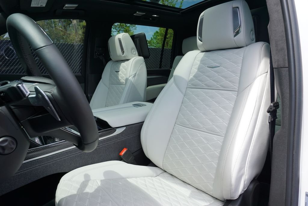 Used 2025 Crystal White Cadillac V-Series image 22
