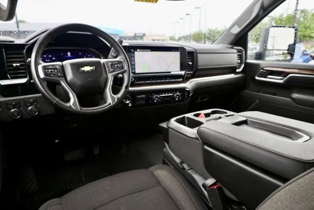 Used 2025 Summit White Chevrolet LT image 30