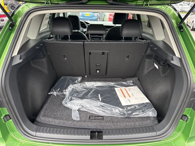 New 2026 Bright Moss Green/Blk Rf Volkswagen SE Black image 14