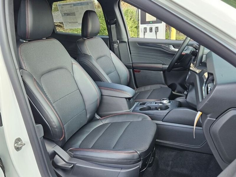 New 2026 Star White Metallic Tri-coat Ford ST-Line image 18