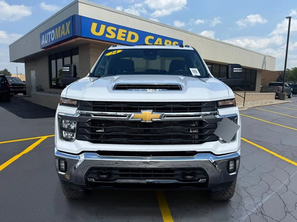 Used 2024 Summit White Chevrolet LT image 3