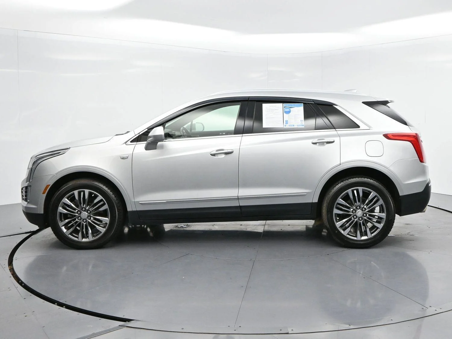 Used 2019 RADIANT SILVER METALLIC Cadillac Luxury FWD image 2