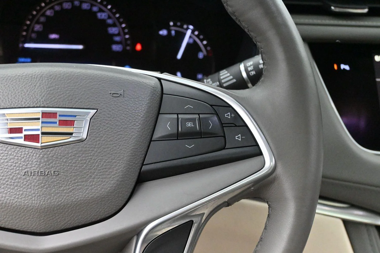 Used 2017 CRYSTAL WHITE TRICOAT Cadillac Luxury FWD image 16