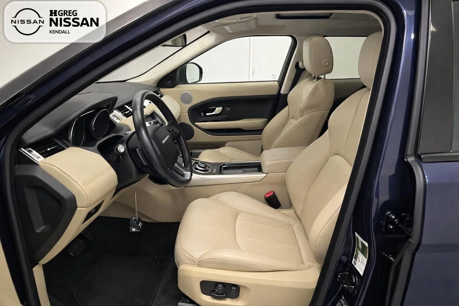 Used 2019 Blue Land Rover SE Premium image 5