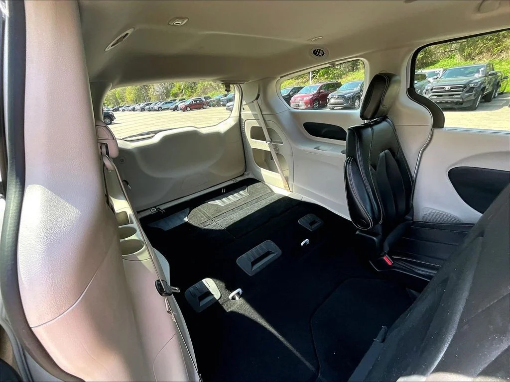 Used 2023 Bright White Clearcoat Chrysler Touring L image 17