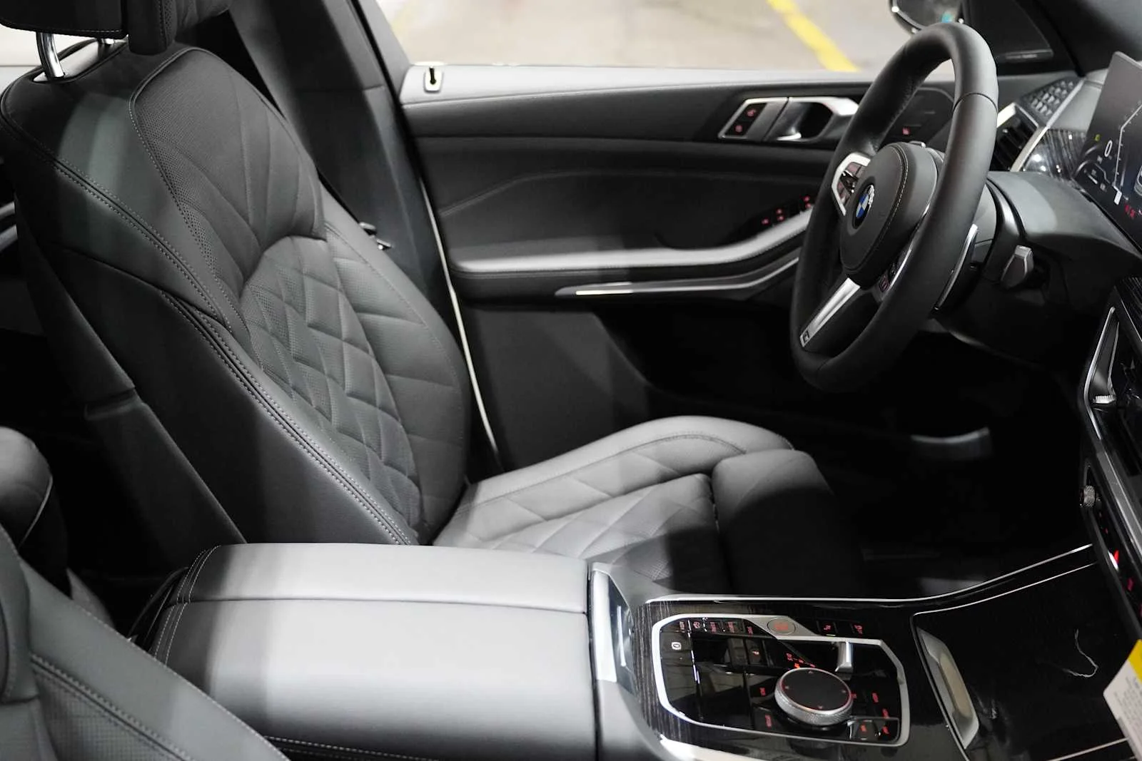 New 2026 Mineral White Metallic BMW xDrive40i image 10