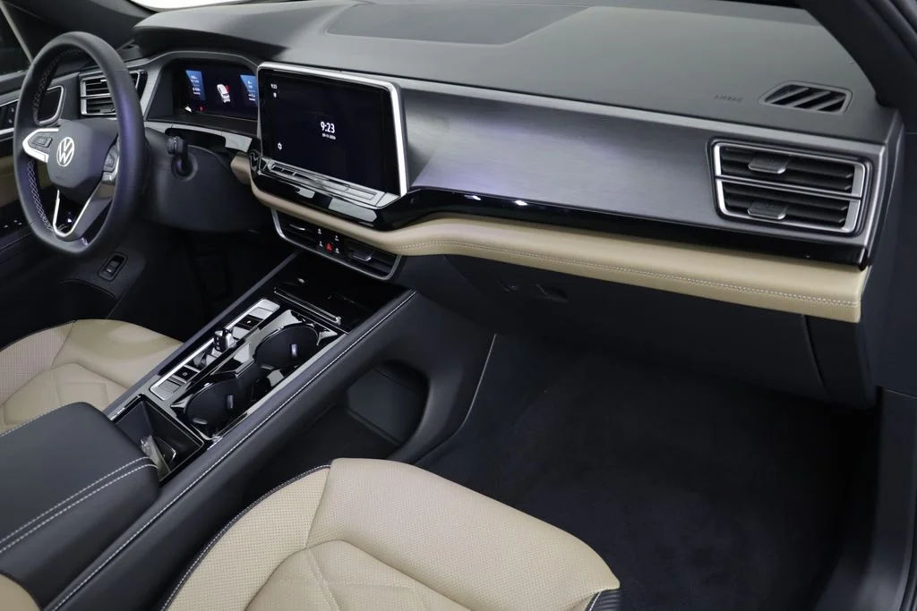 New 2026 Deep Black Volkswagen SE w/Technology image 19