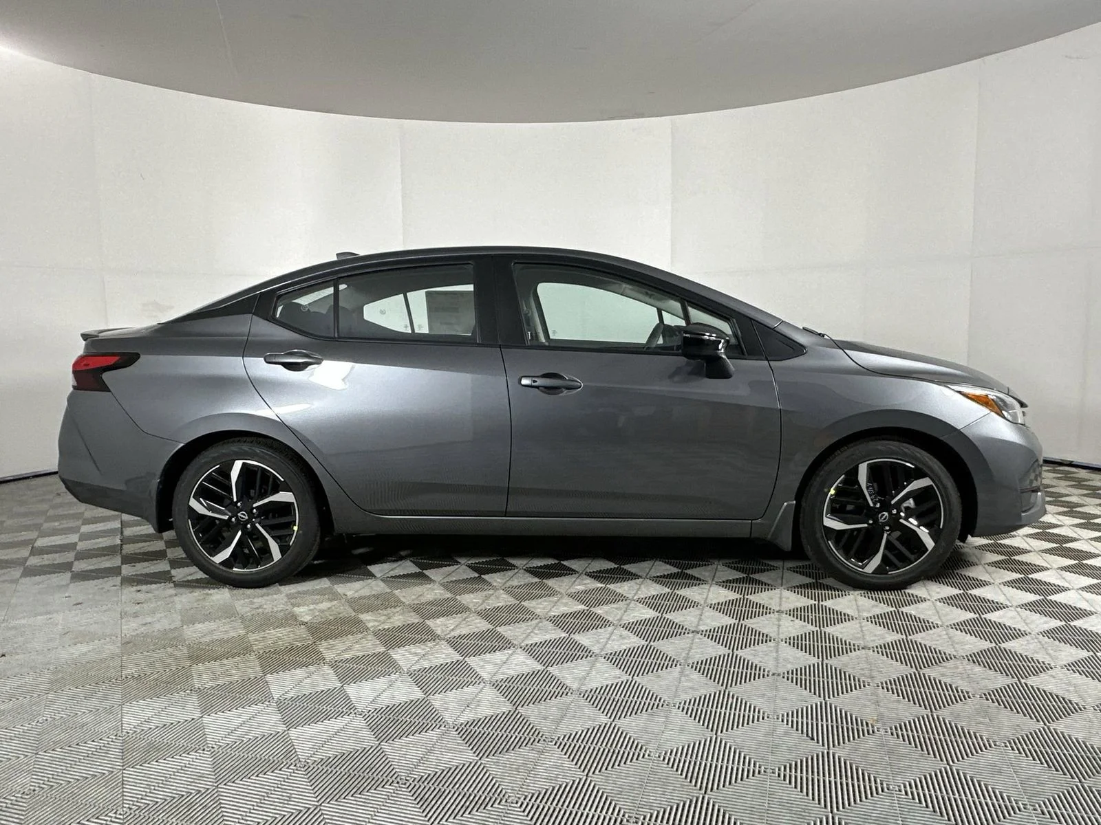 2025 Nissan Versa Sedan SR - Photo 9