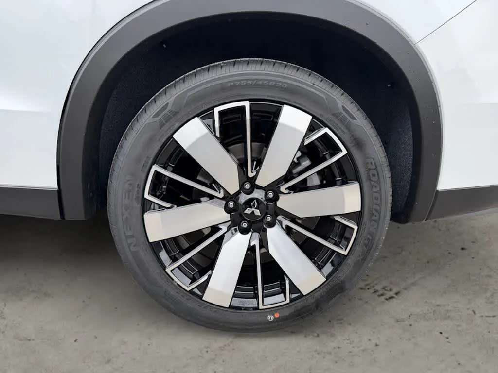 Used 2025 White Diamond Mitsubishi SE image 9