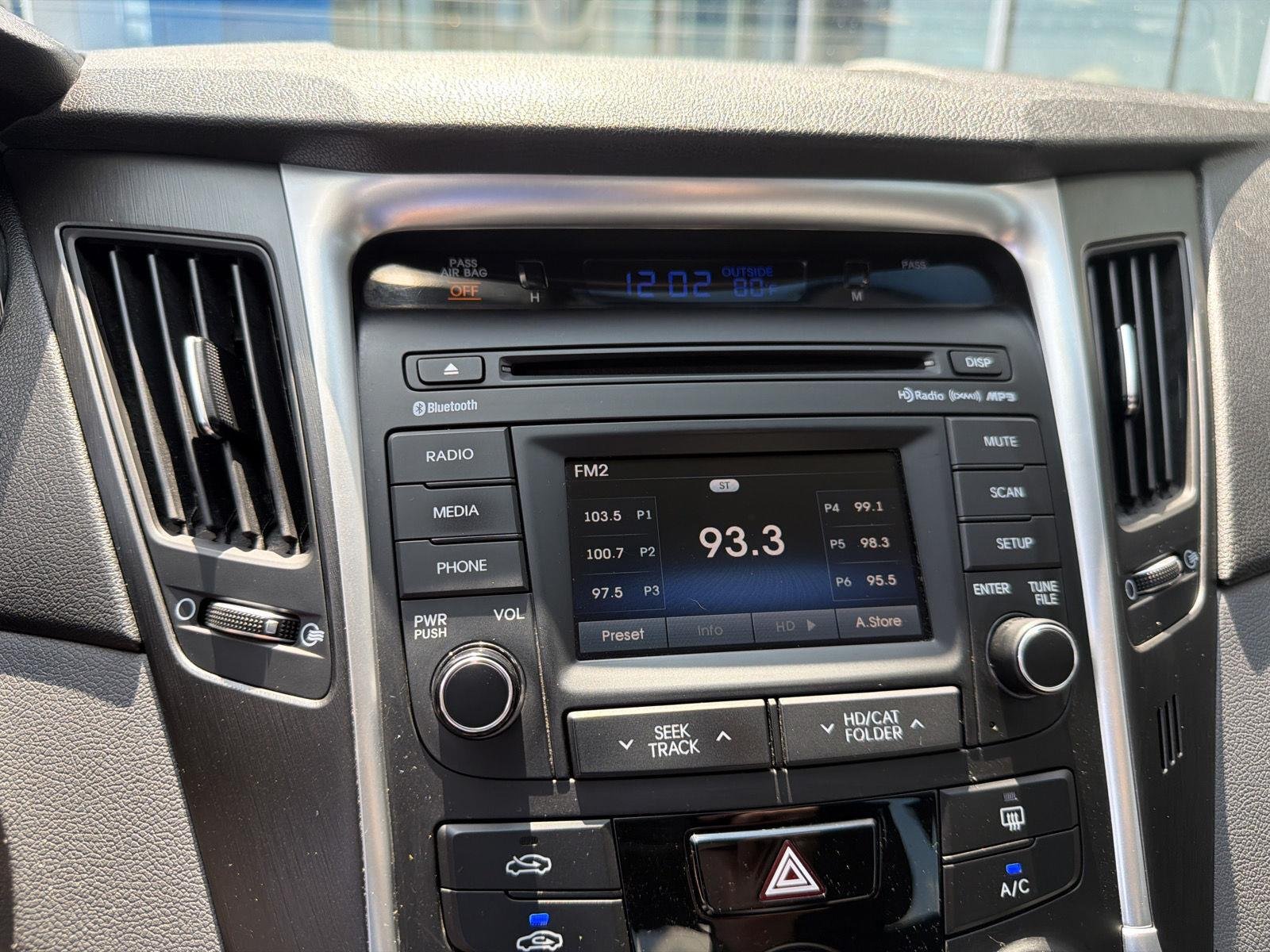 Used 2014 Radiant Silver Metallic Hyundai GLS image 22