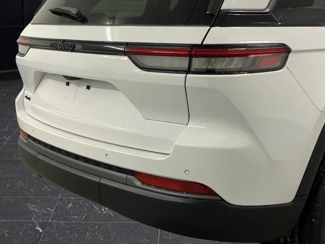 New 2026 Bright White Clear-Coat Exterior Paint Jeep Altitude image 35