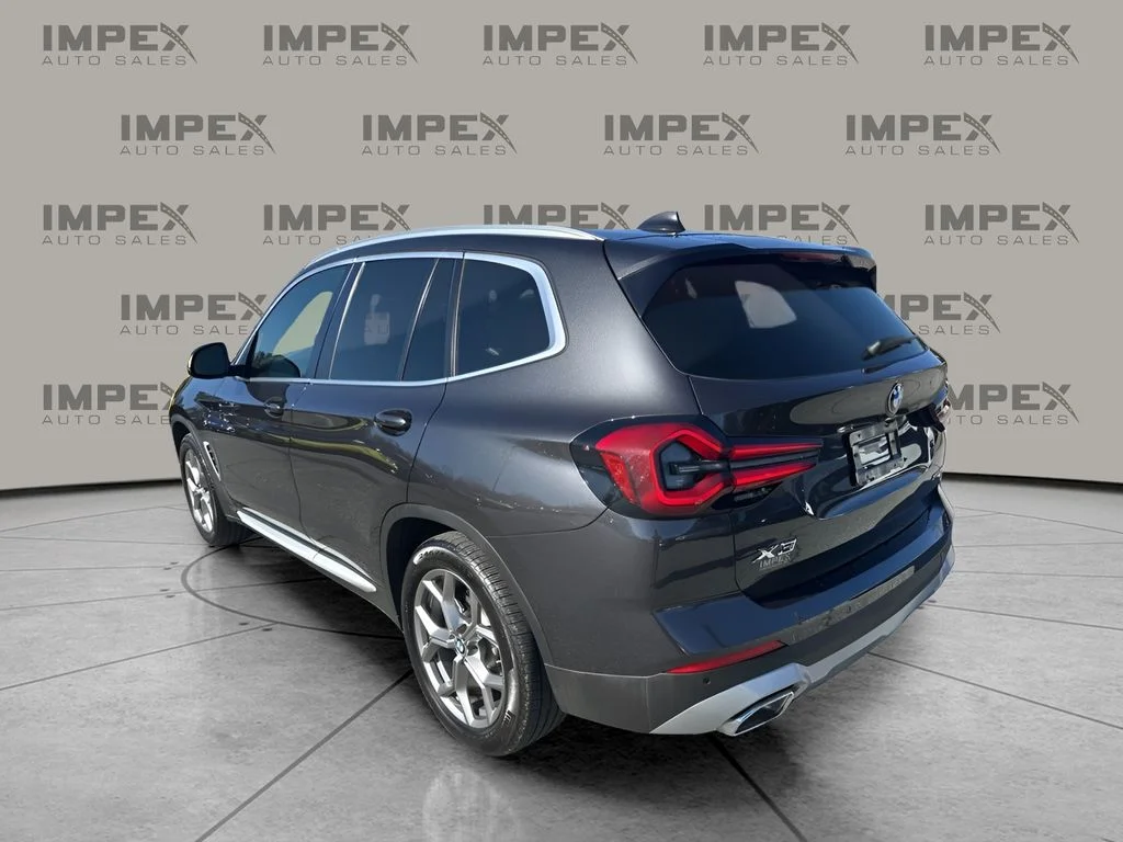 Used 2024 Gray BMW xDrive30i image 3
