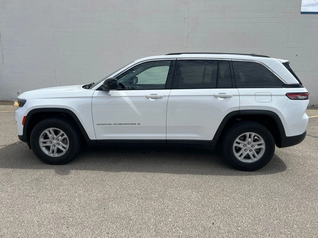 Used 2023 Bright White Clearcoat Jeep Laredo image 3