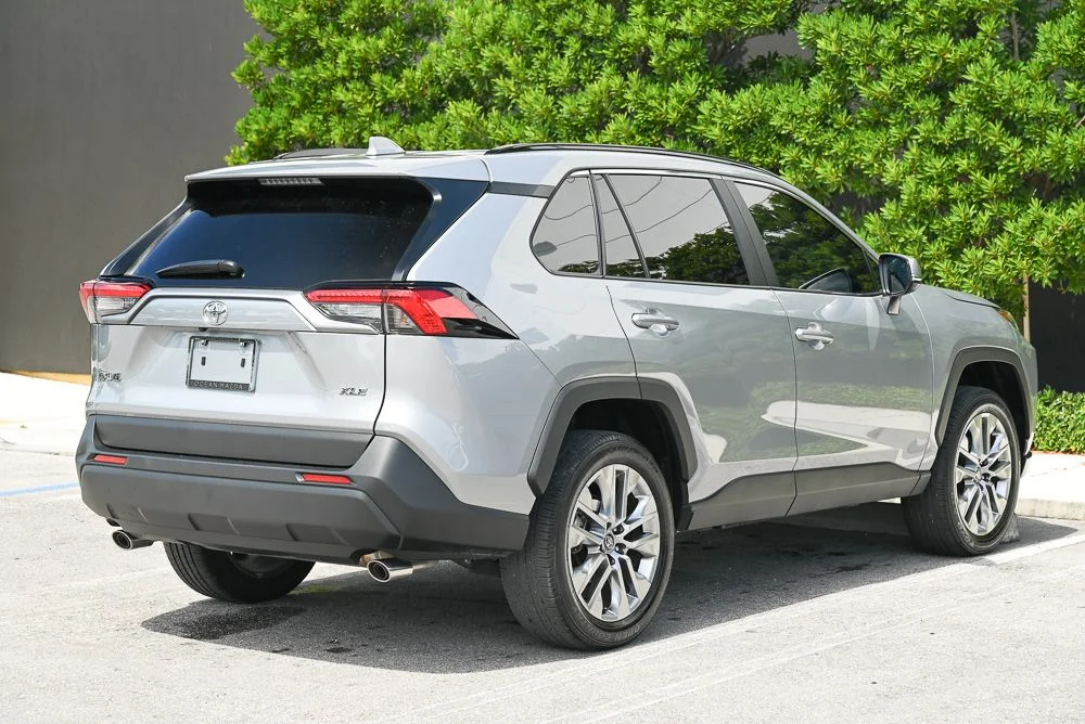 Used 2025 Silver Toyota XLE Premium image 4