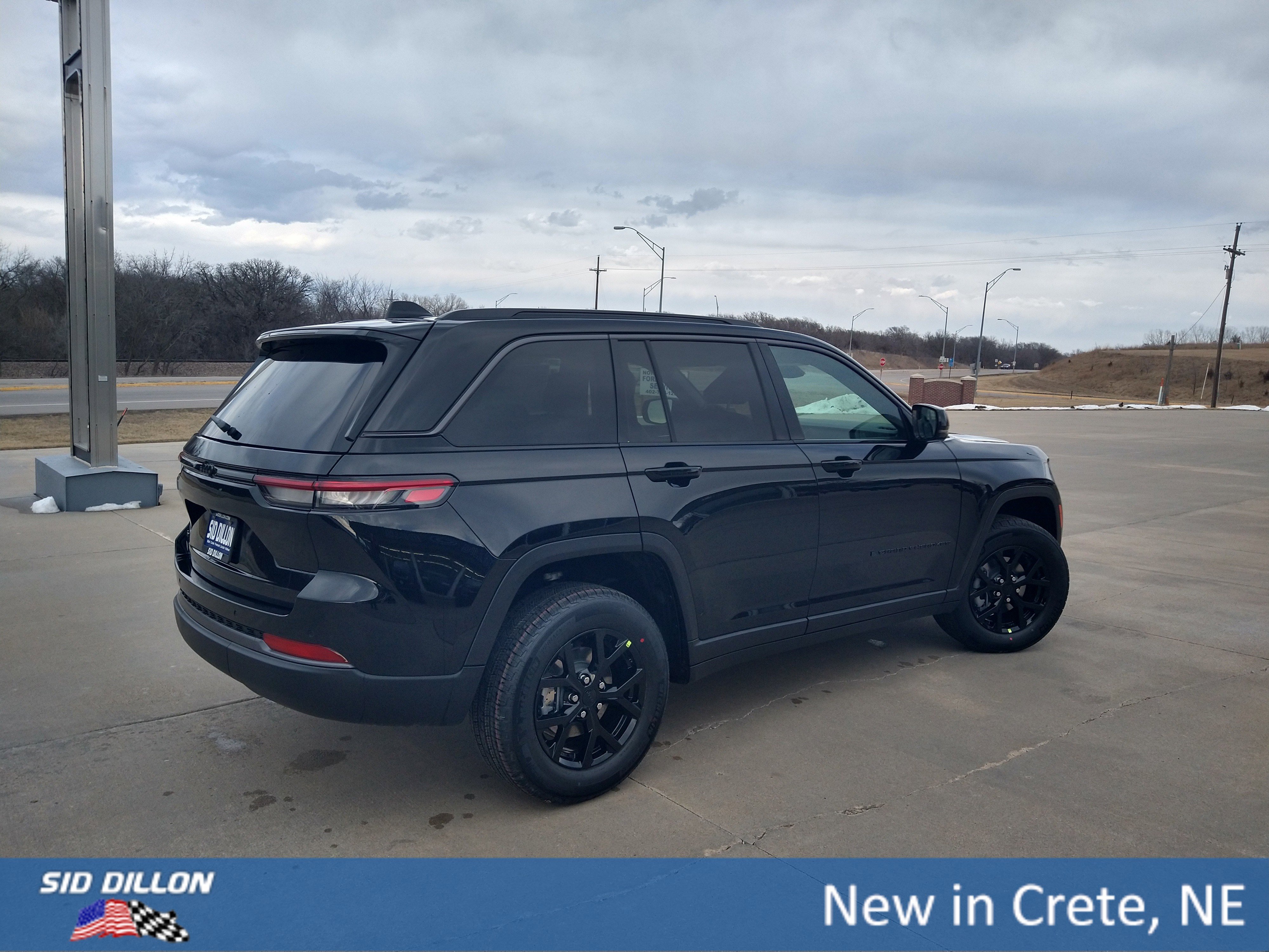 New 2026 Diamond Black Crystal Pearl-Coat Exterior Paint Jeep Laredo Altitude image 12