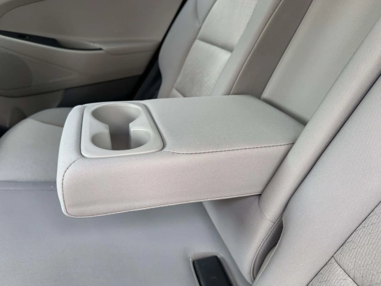 Used 2017 Winter White Hyundai Eco image 19