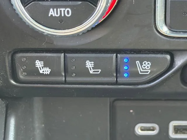 Used 2023 Sterling Metallic GMC AT4 image 31