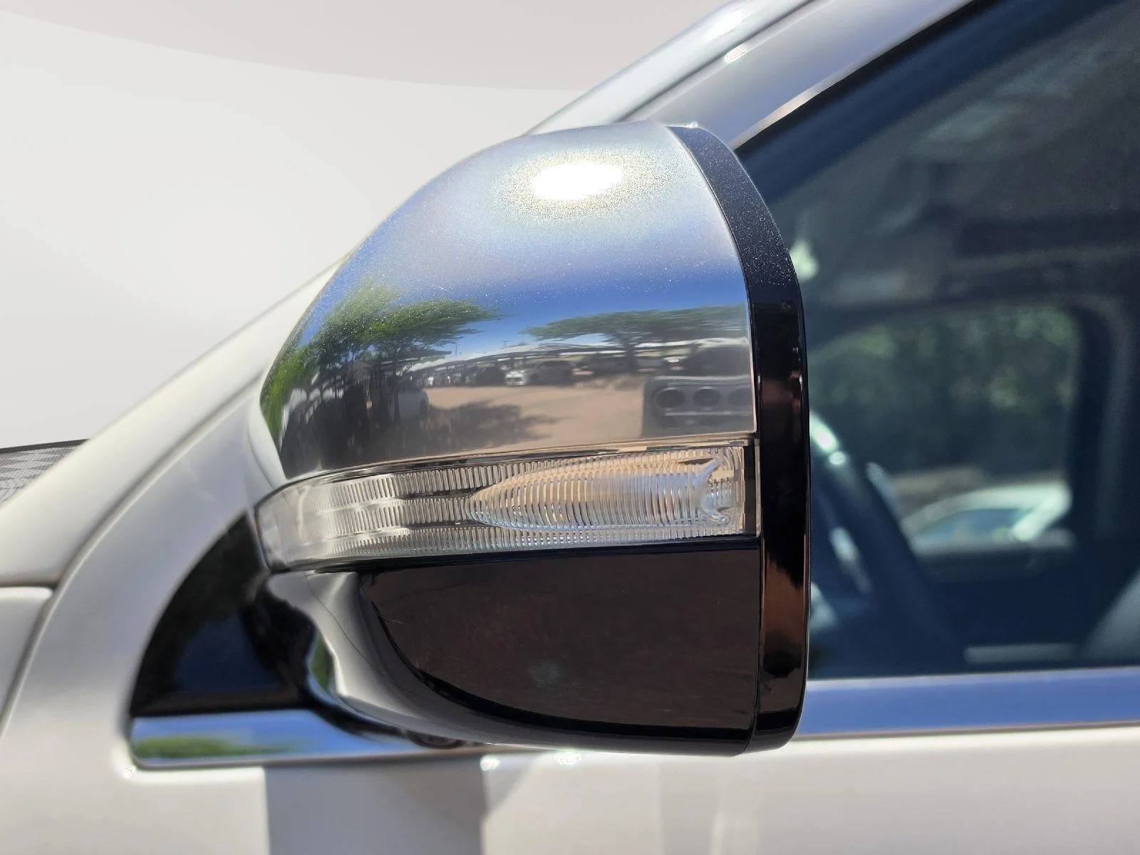 Used 2019 White Platinum Metallic Tri-Coat Ford Platinum image 5