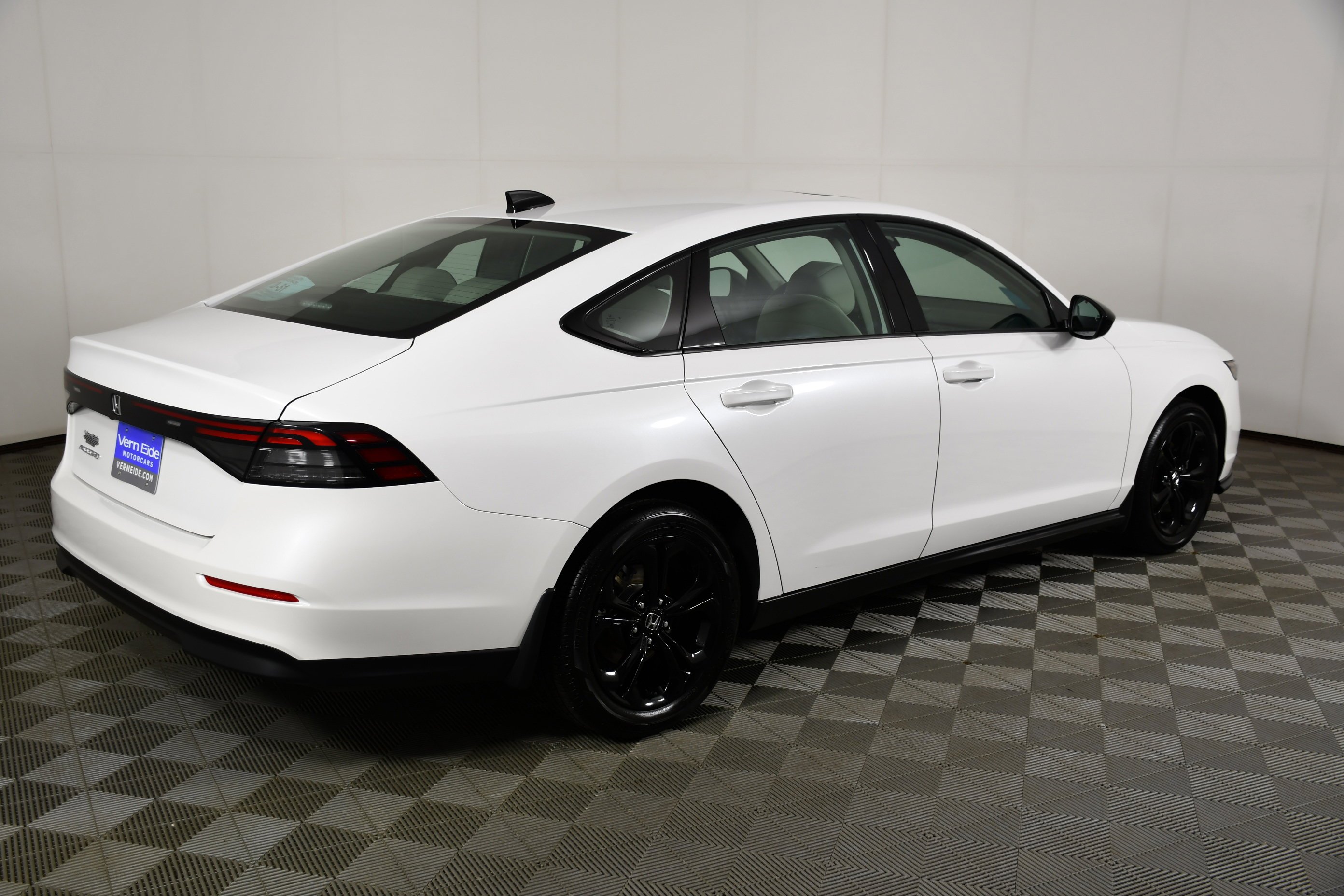 Certified Used 2025 Platinum White Pearl Honda 1.5T SE image 6